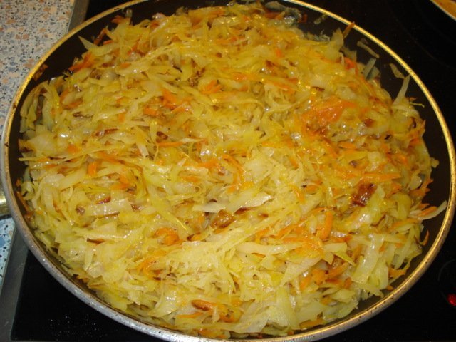 Не забывайте помешивать капусту, чтоб она не пригорела!
