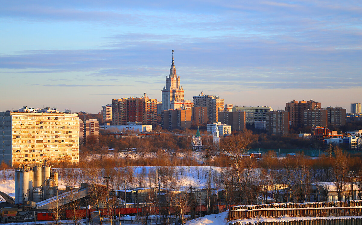 Фото площадки москвы. Поклонная гора смотровая площадка. Поклонная гора вид на Воробьевы горы. Смотровая площадка на парке Победы Москва. Университет Поклонная гора.