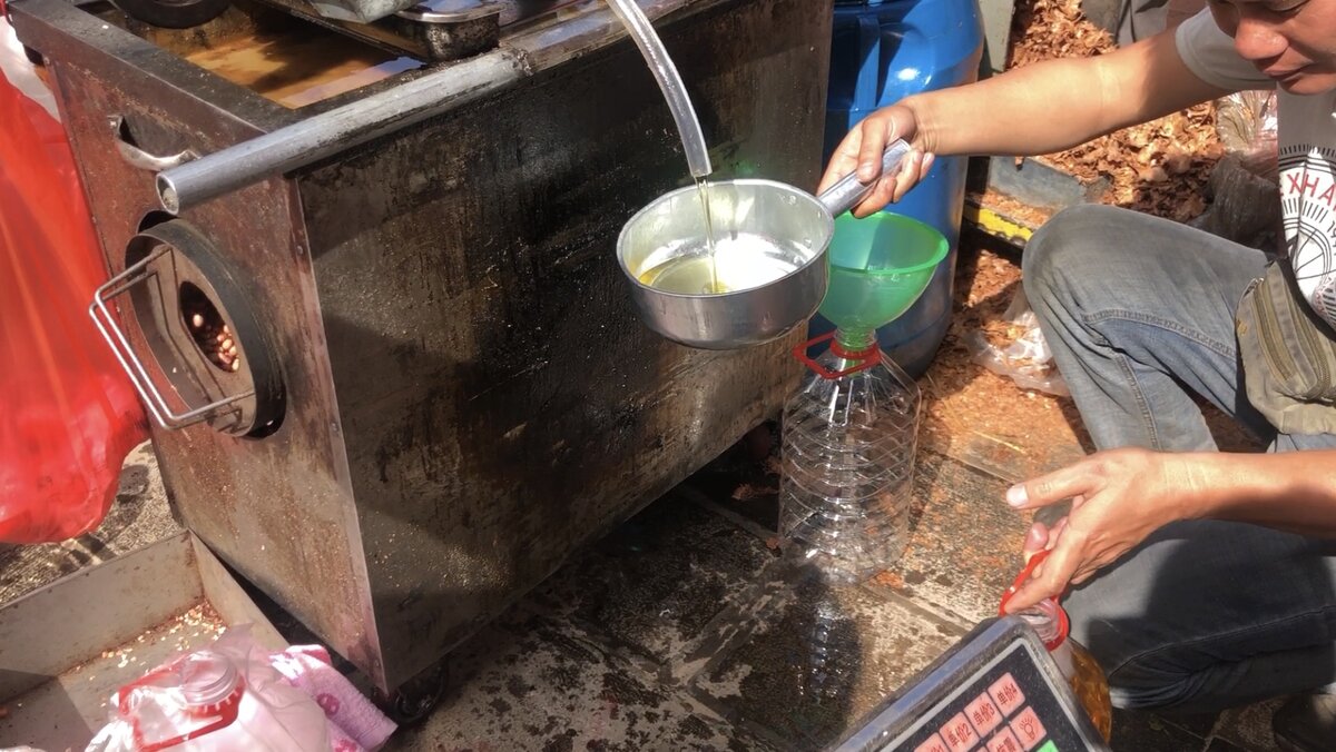 Вот так в Китае на рынке разливают арахисовое масло по бутылкам. Листайте вправо!