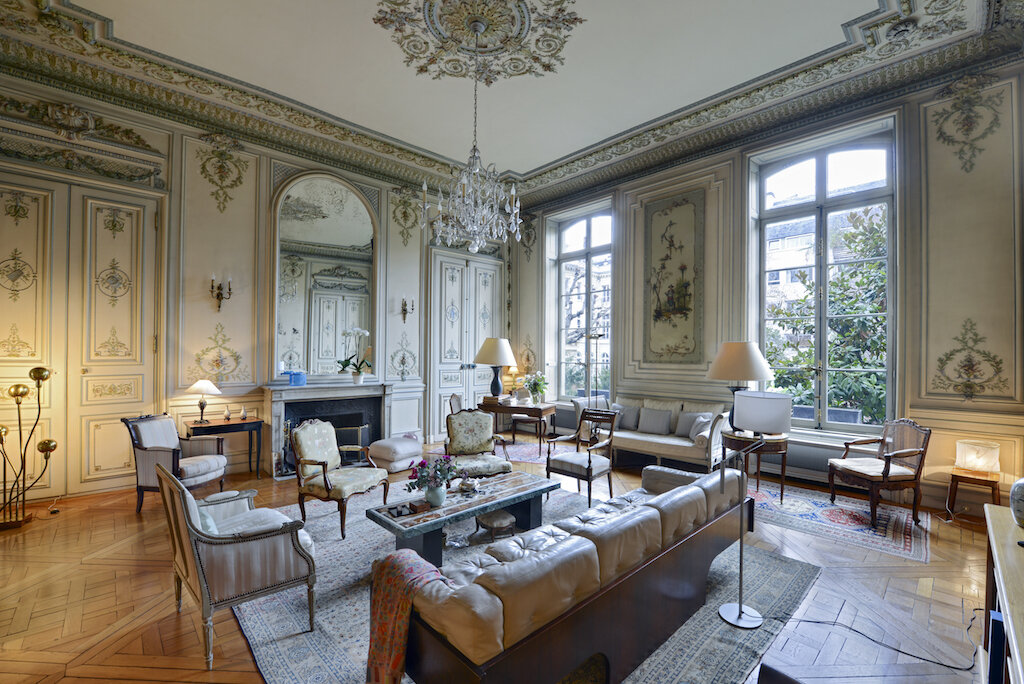 Даже самые скромные квартиры в Париже стоят безумных денег. 