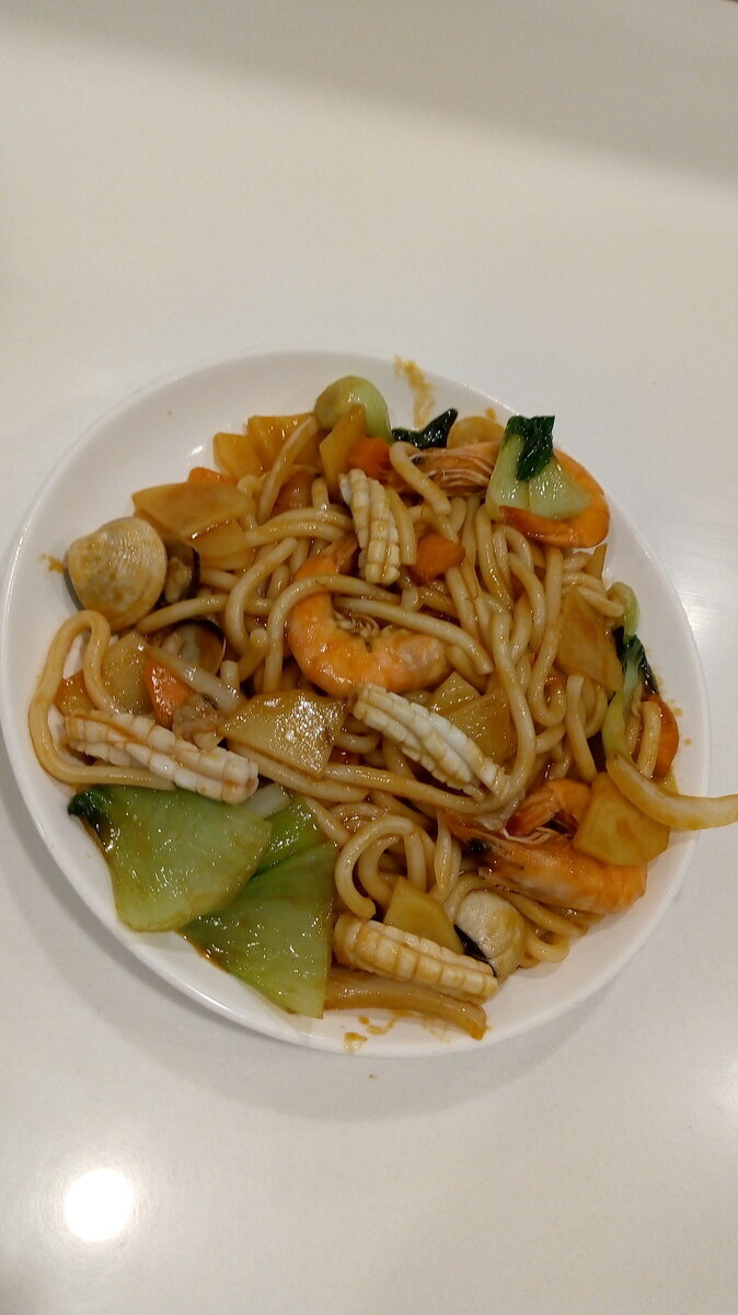 Лапша с морепродуктами и овощами