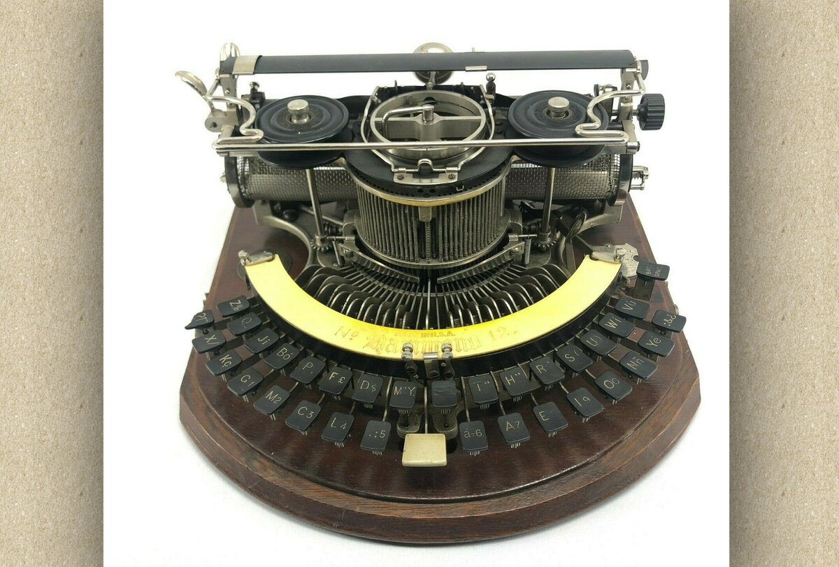 Антикварная печатная машинка. Фотографий несколько, листайте галерею.