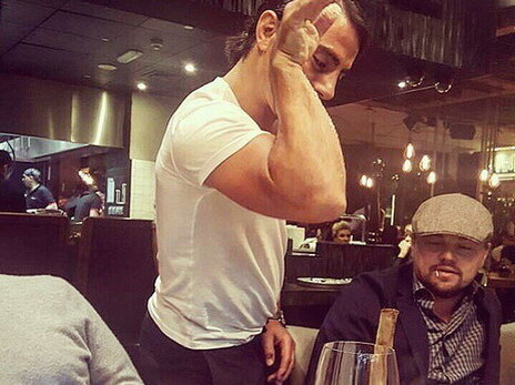 Повар солит мясо