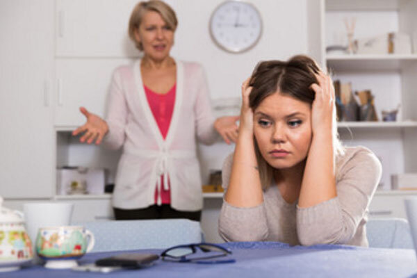 Женщина, которая контролирует каждый шаг своей дочери, вызывает у нее чувство ненависти 