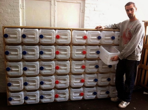 Идея скорее не для дома (даже не знаю, кто и что хранил бы дома в канистрах?), но для гаража, сарая, дачи – думаю, пойдет на отлично!