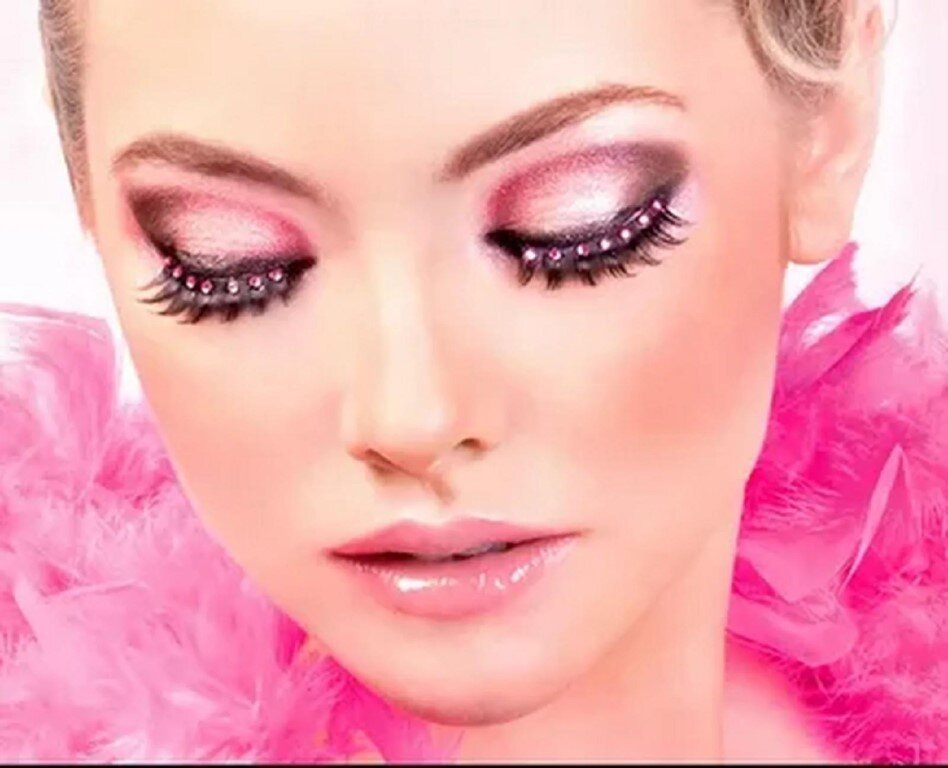 Наращивание ресниц - популярная бьюти-процедура.