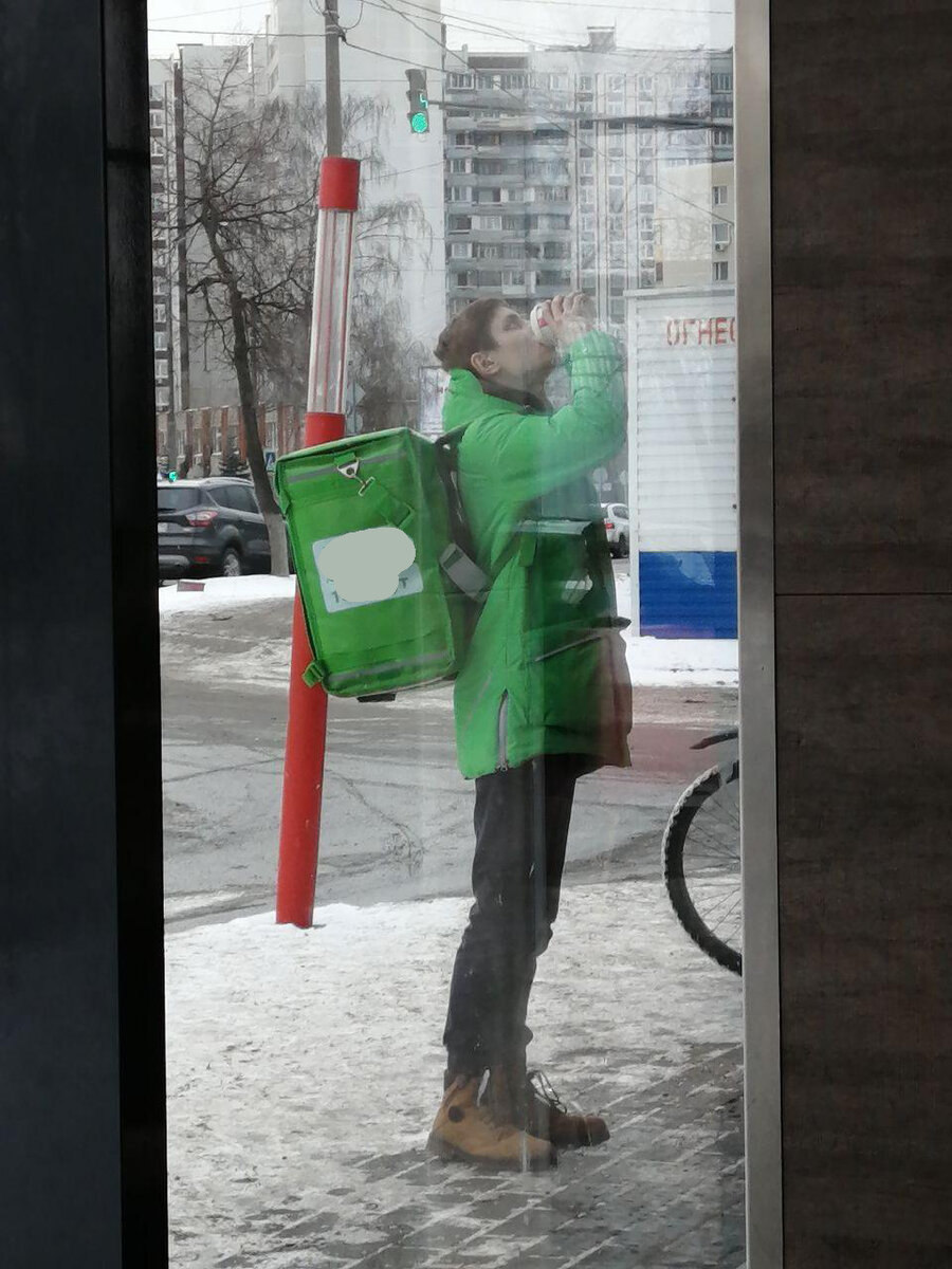 Одни едеят, другие носят