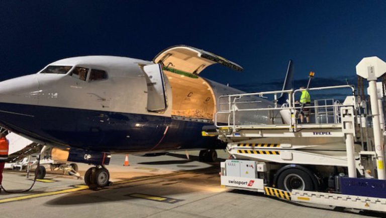 Дело дошло до того, что британские банкиры арендуют частные самолеты, чтобы доставить свои слитки на биржи в Нью-Йорке.