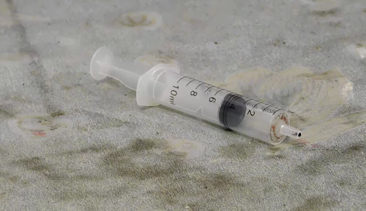 Всем привет! Сегодня я поделюсь с Вами очень интересной идеей самодельного тестера искры зажигания двигателя, при помощи которого можно выявить неисправность в системе зажигания. Изначально нам понадобится шприц на 10 мл.