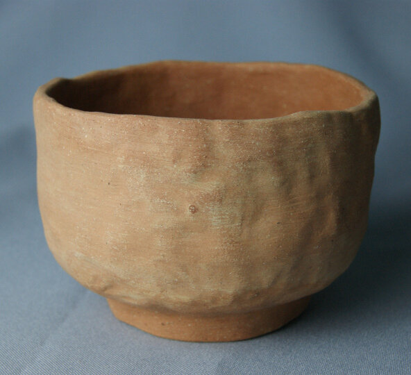 Чаша-тяван (chawan) ручной лепки после утильного обжига. Диаметр - 10 см, высота - 7 см.