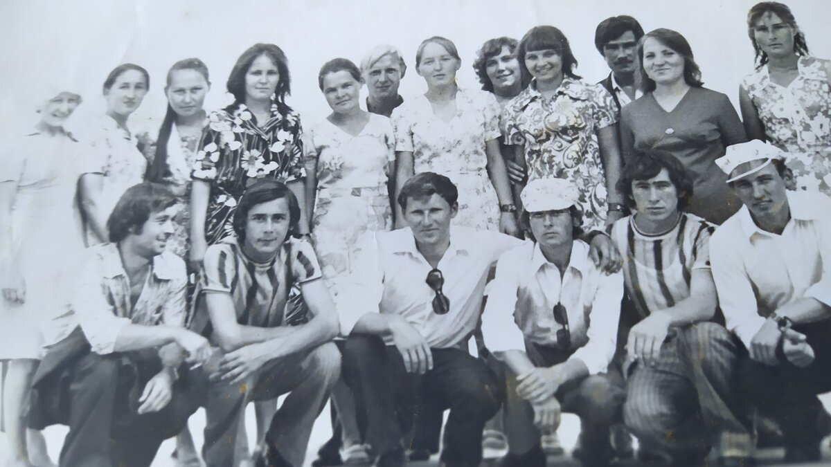 Наша группа не в полном составе. Первый слева- водитель автобуса. 