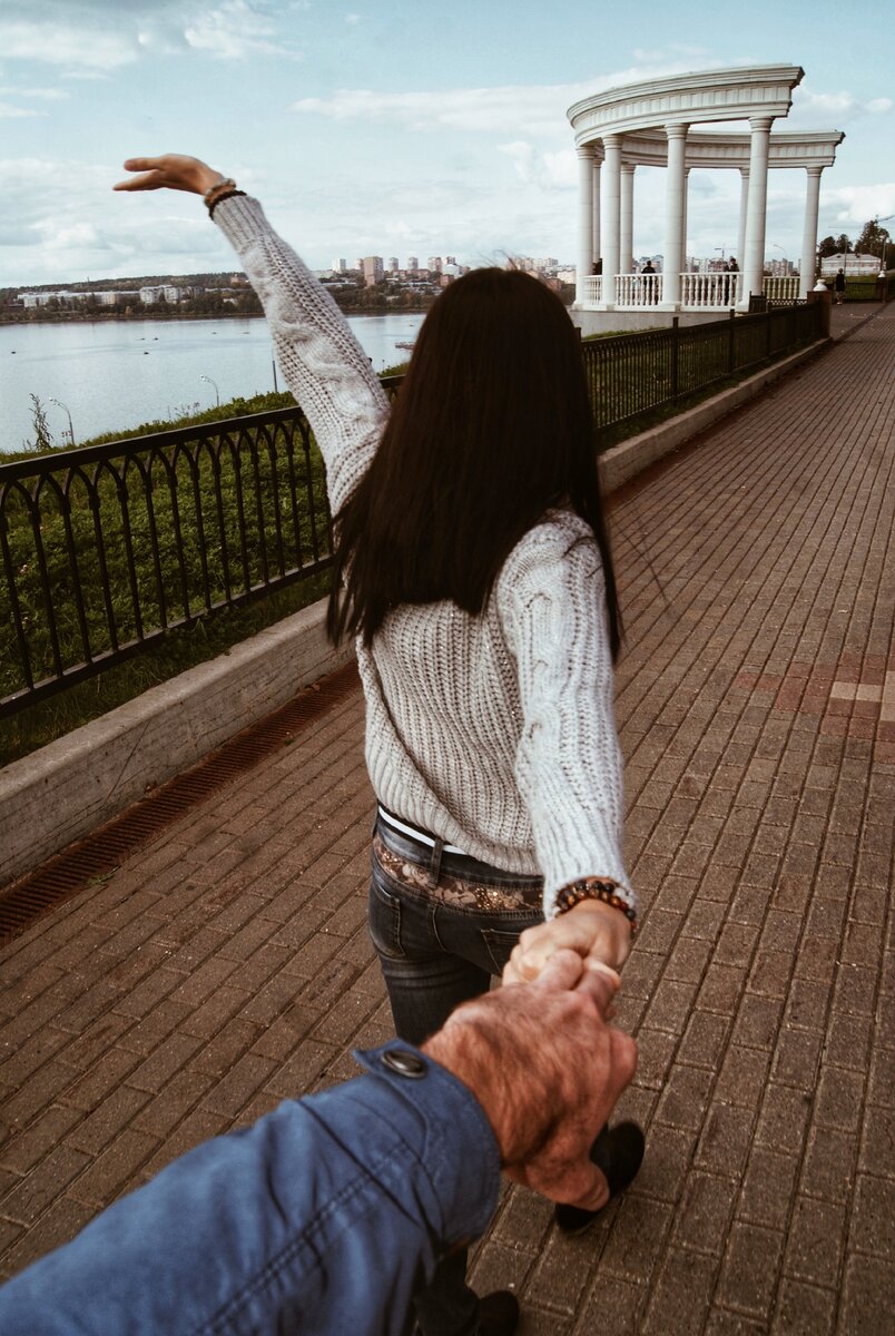 Простить смириться. Человек молится богу. Две руки тянутся друг к другу. Афоризмы о любви. Простить смириться.