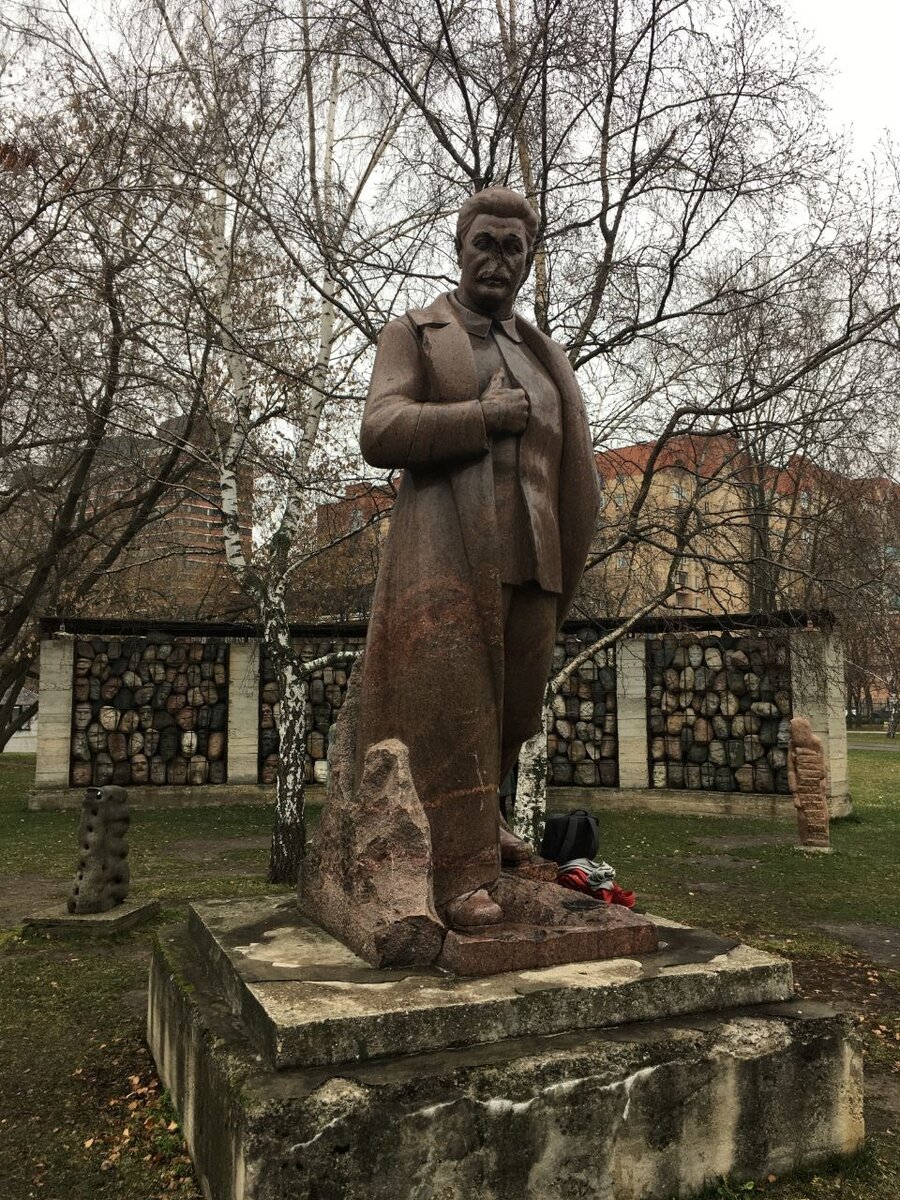 Позади - композиция "Жертвы тоталитарного режима"