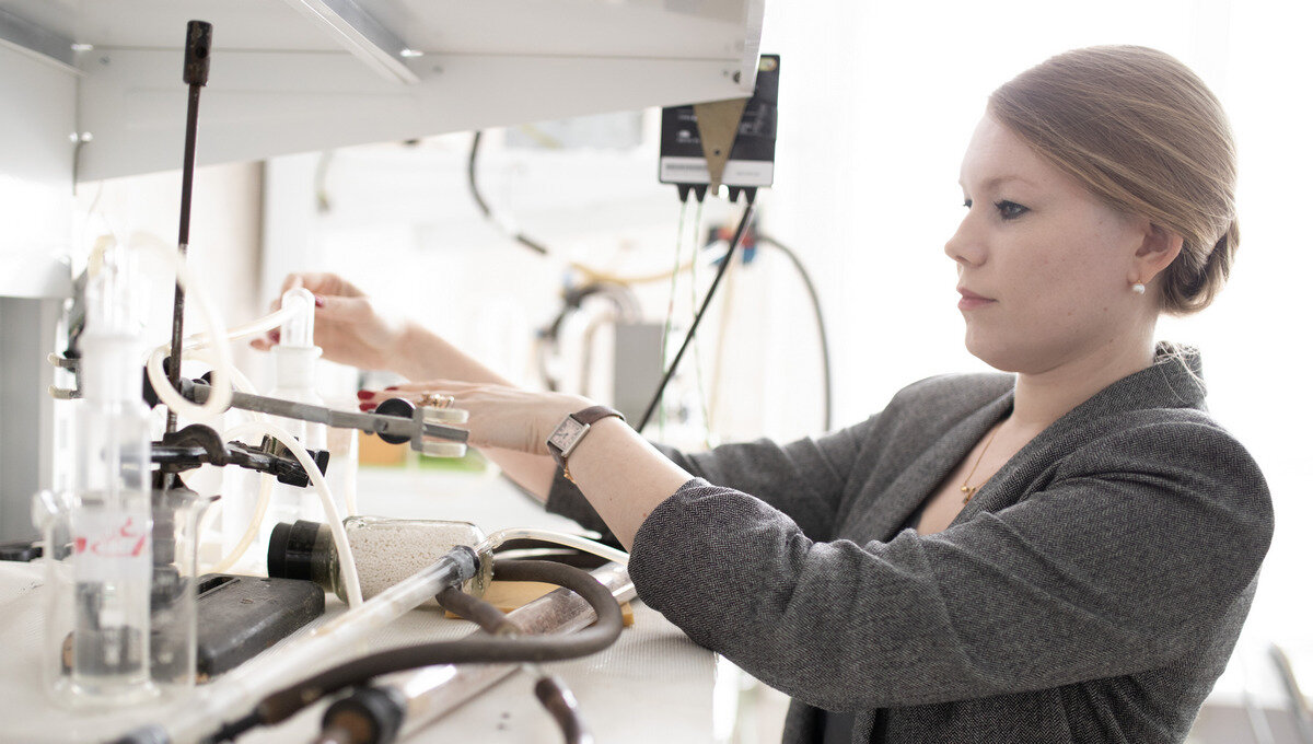 Коллектив ученых, в состав которого входит Наталия Тарасова, создает экологически чистый топливный элемент. Фото: Илья Сафаров, медиацентр УрФУ