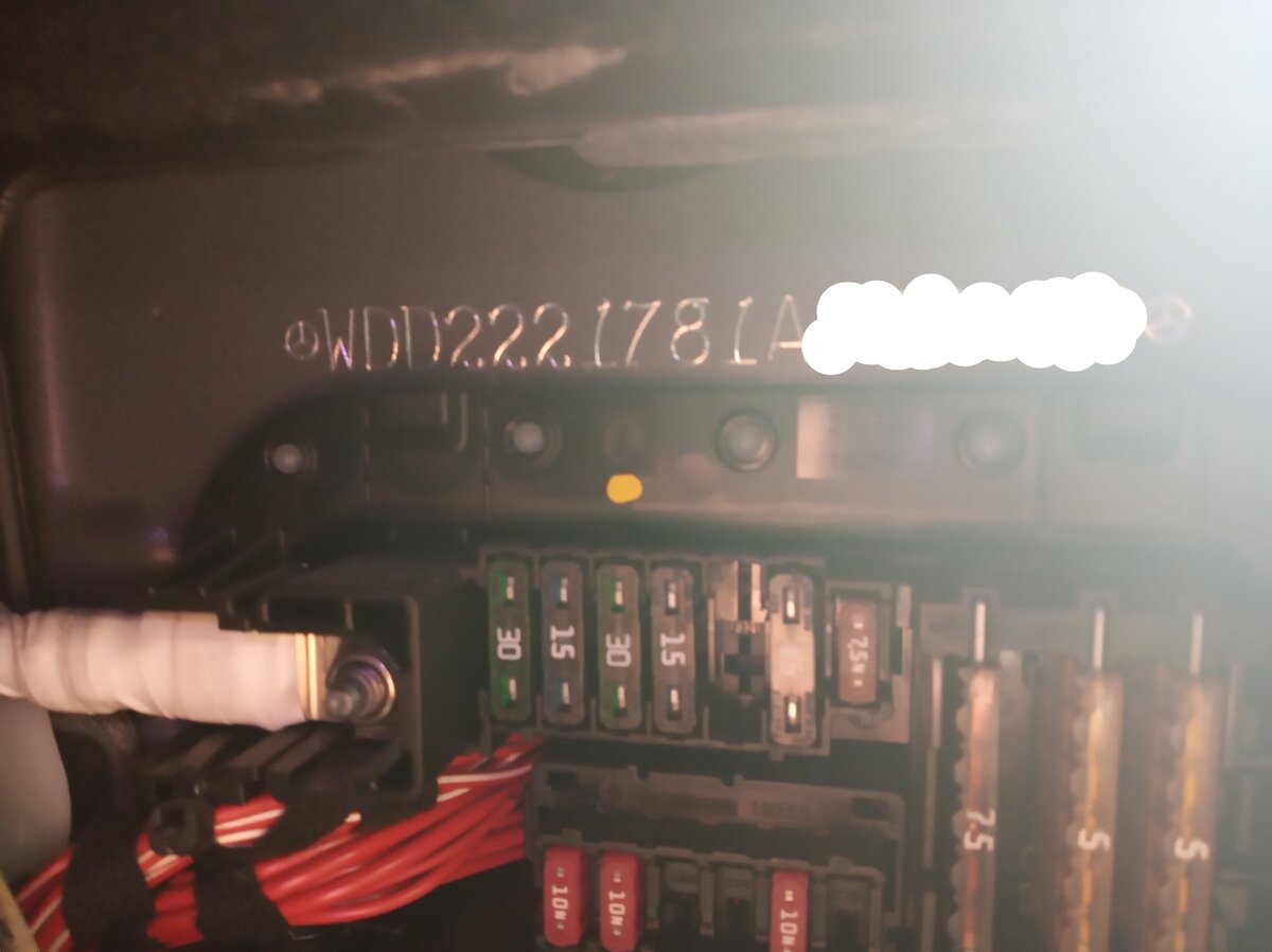 В ногах переднего правого пассажира, с правой стороны увидите прямоугольную заглушку. Аккуратно ее отщелкиваете и увидите VIN номер.