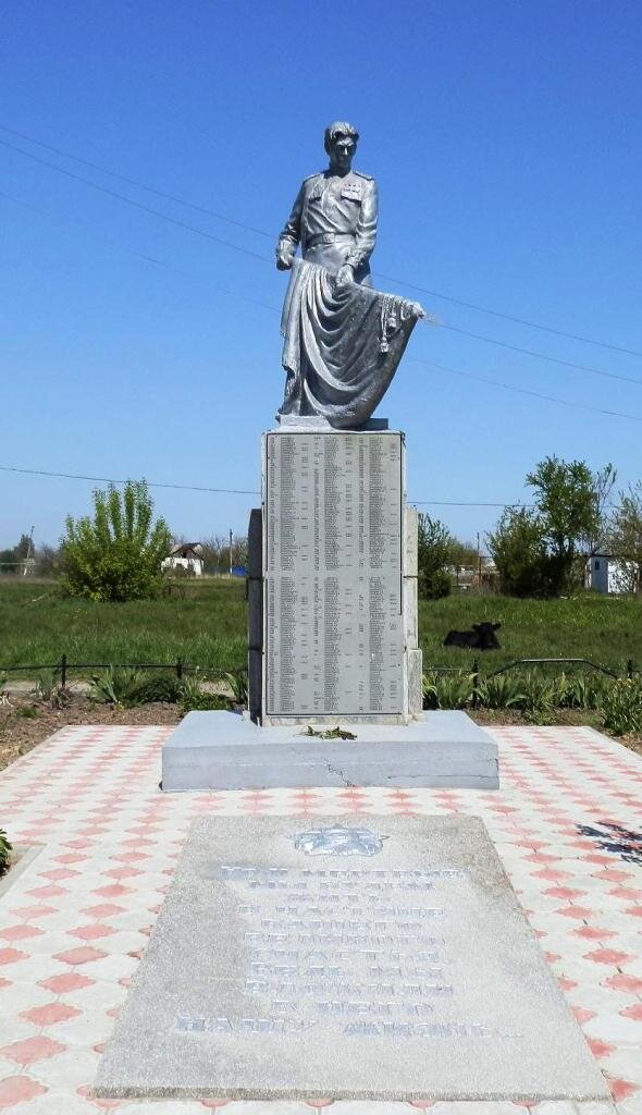 Хутор Плавненский, Крымский район, Краснодарский край, братская могила войнов РККА являющаяся символическим местом захоронения Вадима Фадеева. Фото из открытых источников.