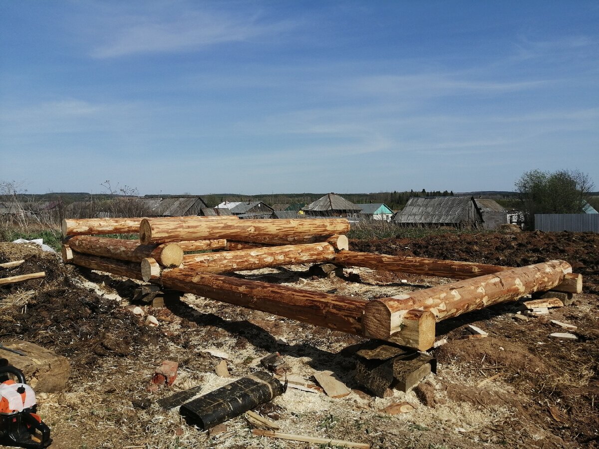 Обратите внимание на пилу, она перемотана скотчем. Вот и таким инструментом работа идёт. Я не ищу отговорок и отмазок, что у меня чего-то нет.