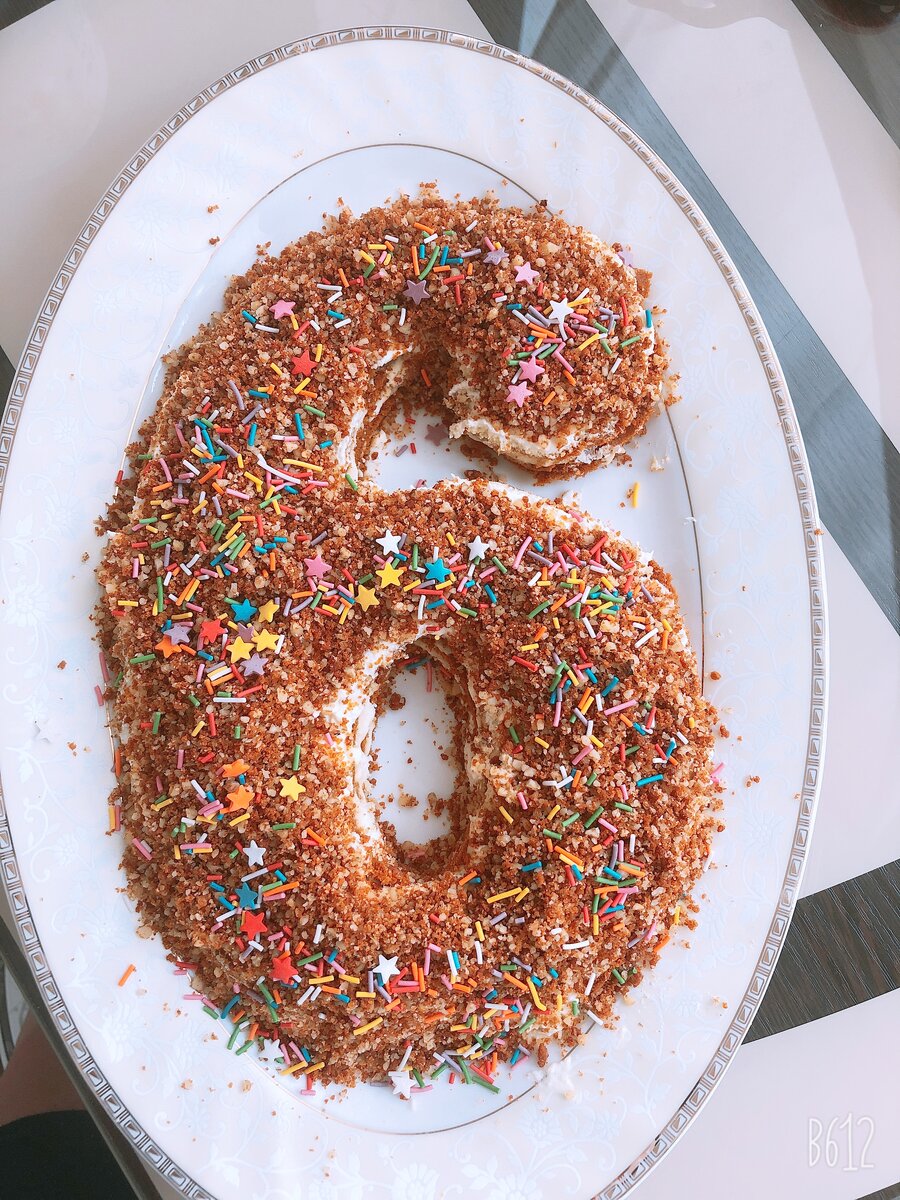 Цифру распечатывала и вырезала торт получился 1-1,5 кг.