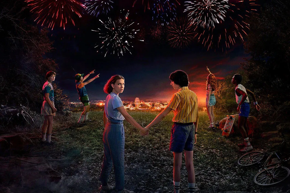 1980-е годы, тихий провинциальный американский городок. Благоприятное течение местной жизни нарушает загадочное исчезновение подростка по имени Уилл. Выяснить обстоятельства дела полны решимости родные мальчика и местный шериф, также события затрагивают лучшего друга Уилла – Майка. Он начинает собственное расследование. Майк уверен, что близок к разгадке, и теперь ему предстоит оказаться в эпицентре ожесточенной битвы потусторонних сил.