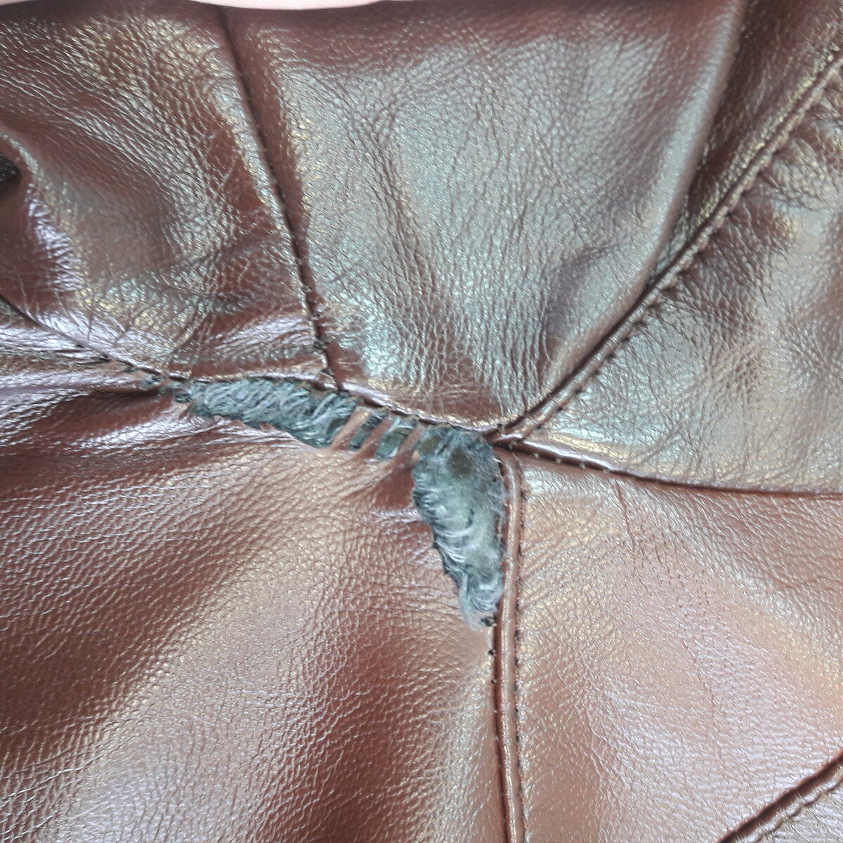 Как заделать порез на диване из ткани