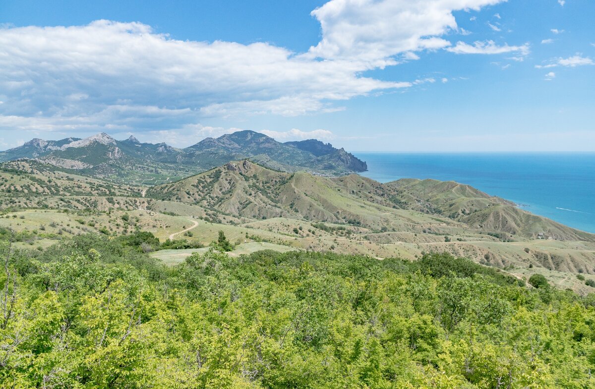 2. Взгляд назад: вид на Карадаг. Чуть ближе, почти точно под вершиной горы Святой, видна вершина Ашламалык.