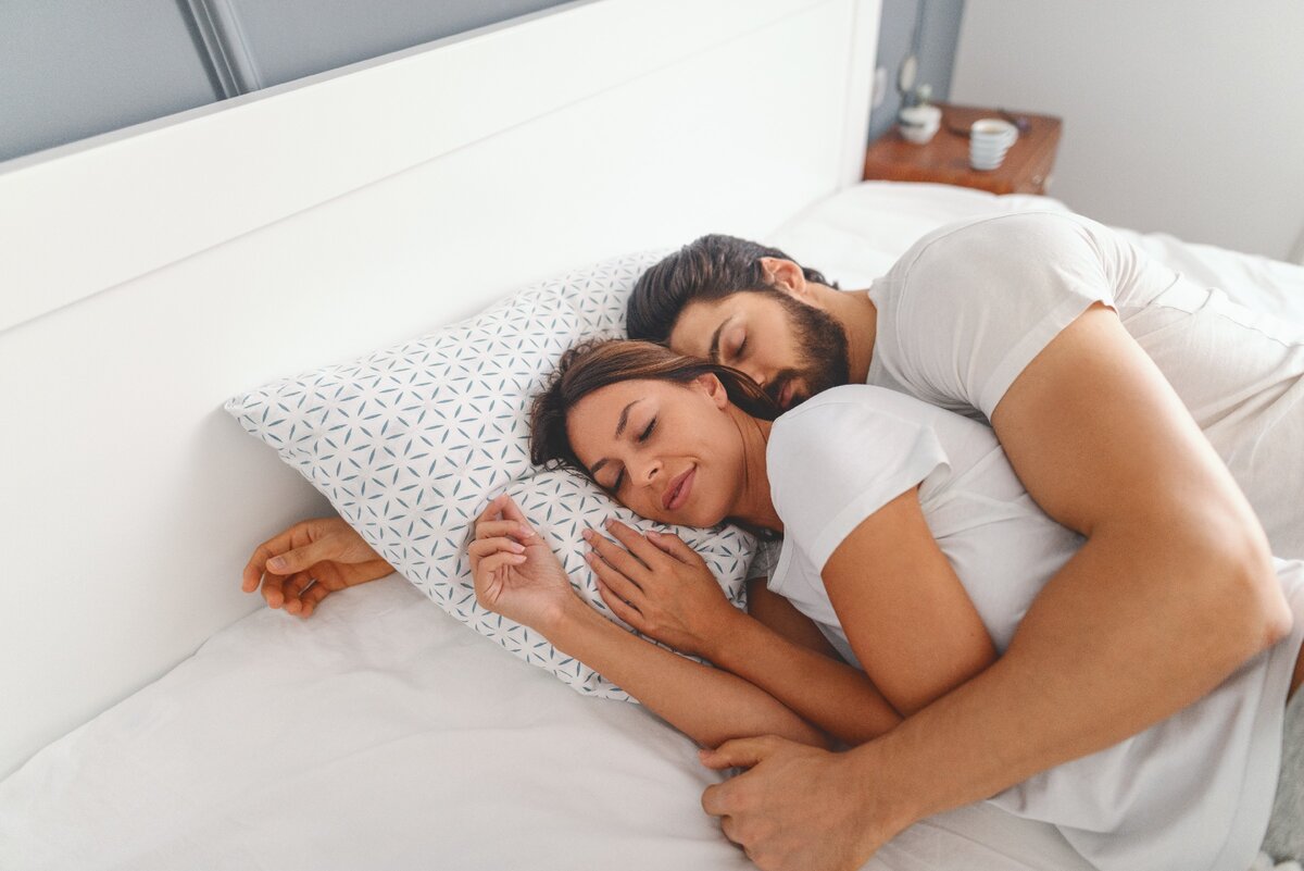 Лежа в обнимку. Спать вдвоем. Люди спят в обнимку. Обнимает в постели. Сон с любимым мужчиной.