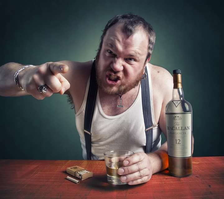 Источник фото: goodfon.ru. Алкоголь зло и вредит вашему здоровью.