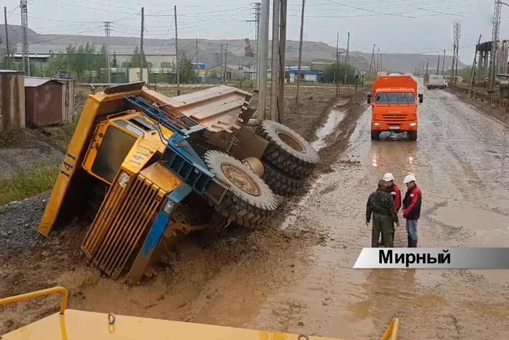 БелАЗ упал на бок / Скриншот YouTube