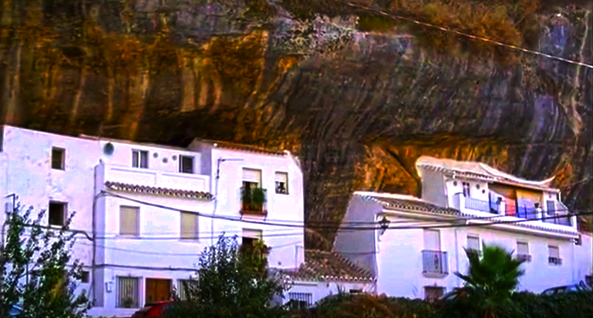 Дома, построенные в скальных пещерах.