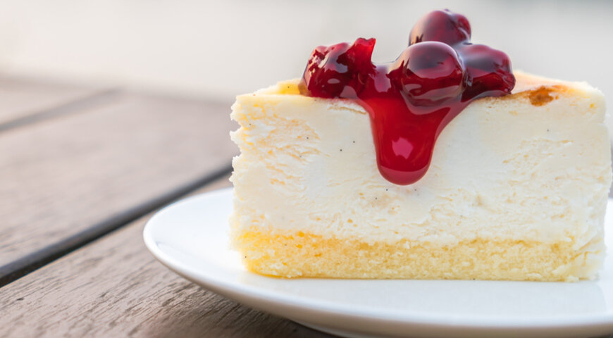 Кусок классического чизкейка с вишней