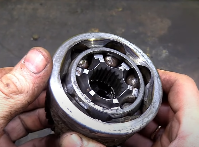 Видно, что обойма изнашивается с одной стороны