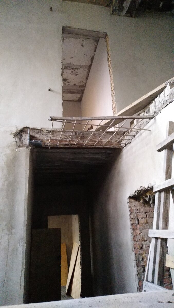 Вот что осталось после демонтажа старой лестницы и плиты.