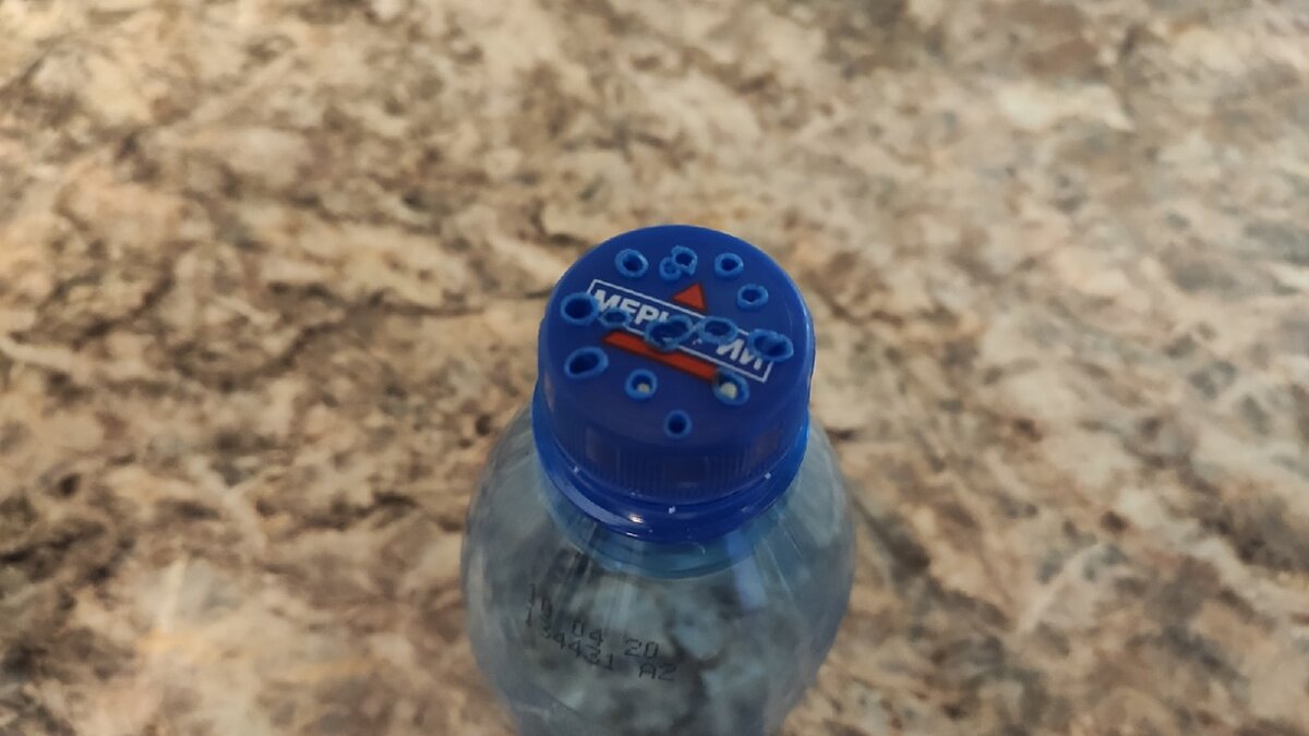Пластиковые бутылки по-прежнему выручают нас в хозяйстве. Часто выпьешь воду, а бутылку оставляешь. Отличный материал для творческих идей.-5-2