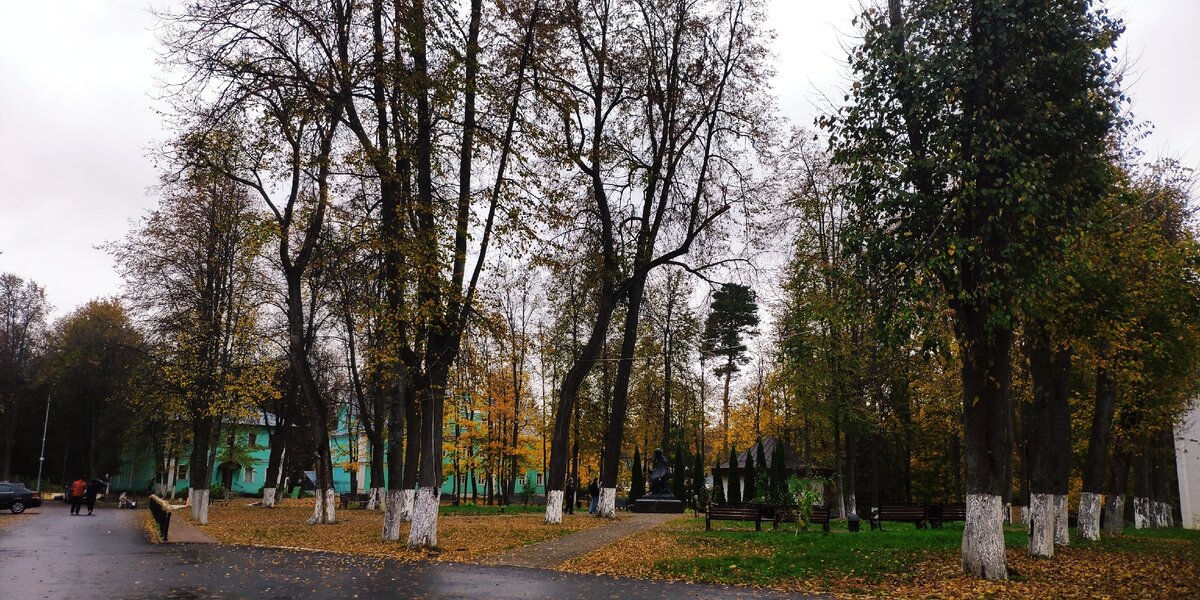 Сквер у монастыря. Фото автора