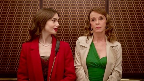 Сильви носит яркое редко, но метко - в сочетании с нейтральными цветами. Например,  блузка цвета сочной травы и бежевый тренч