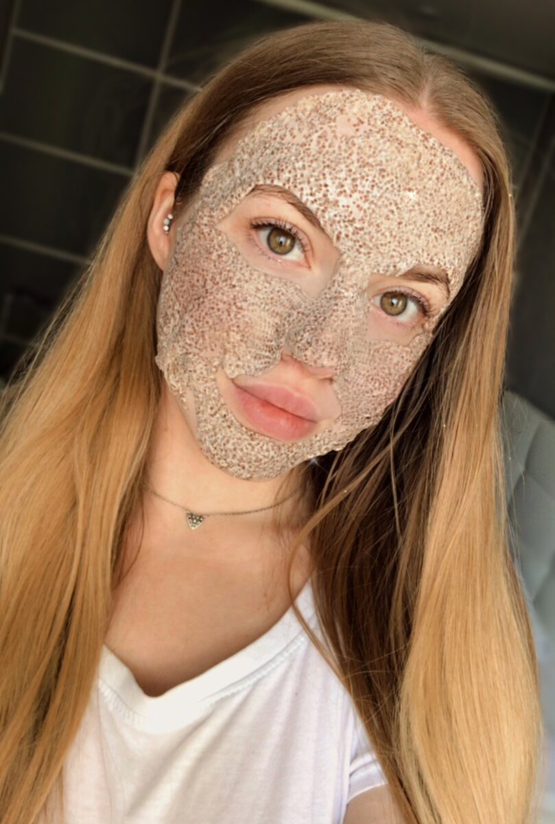 Маска на лице выглядит так. Но с ней лучше лежать