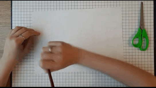 Нарисуем на белой бумаге и вырежем части нашего голубя: туловище, крылья и хвост.