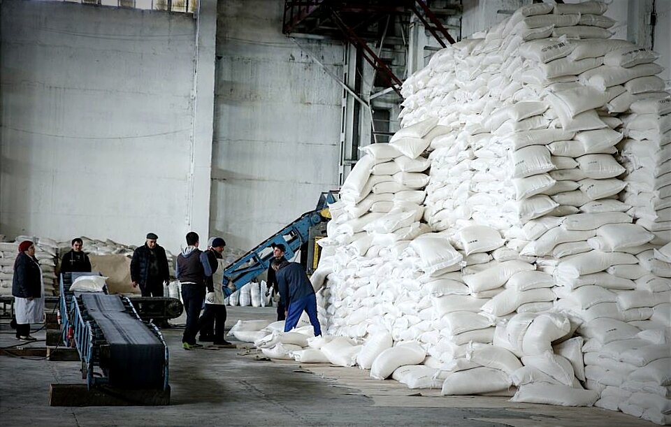 "Следующая остановка - "Сладкая жизнь"!" 😁 Сахарный заводик. Фото для иллюстрации с сайта tass.ru, обработка автора