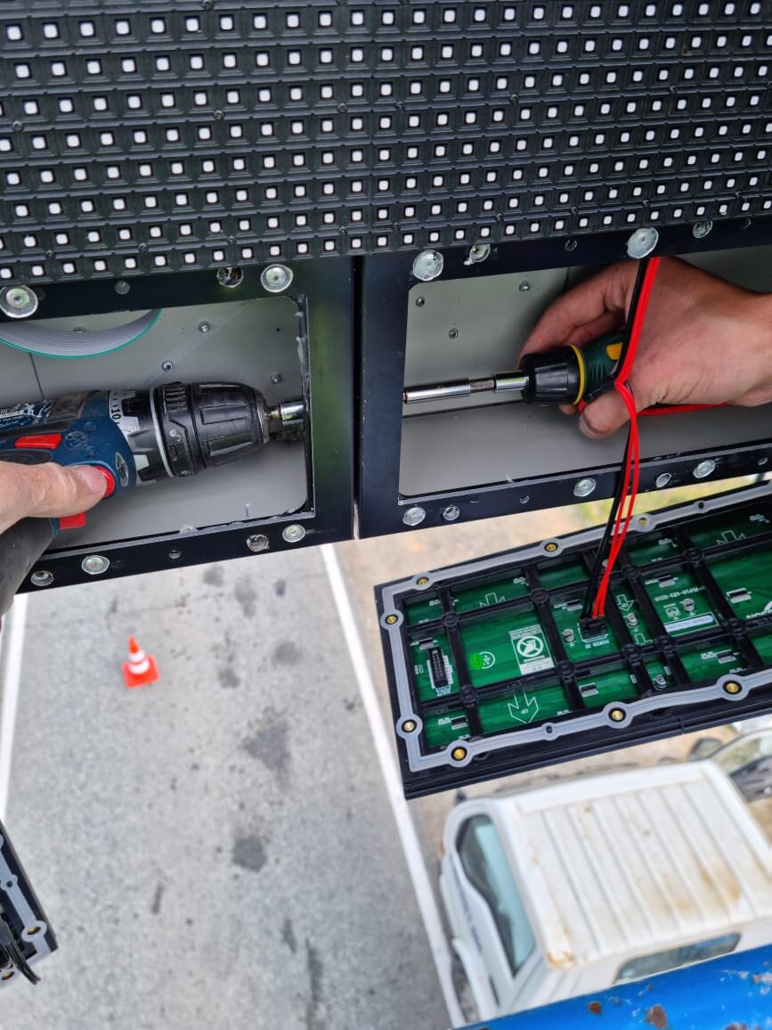 Процесс монтажа табло весового контроля