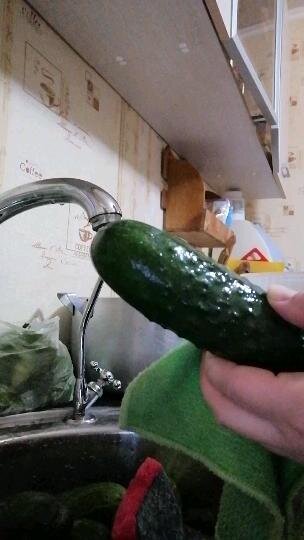 Мою огурцы 