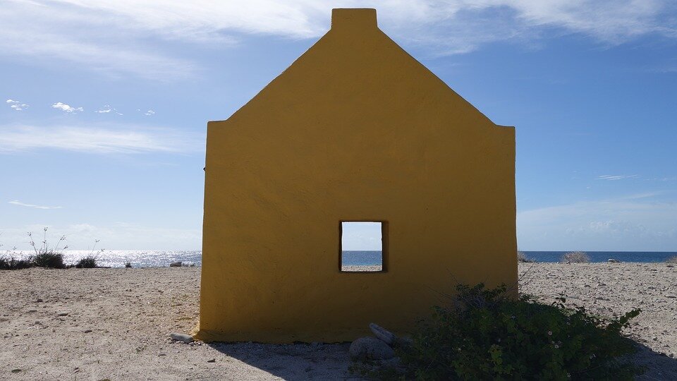 Картинка с https://pixabay.com/photos/bonaire-slave-house-caribbean-2551065/