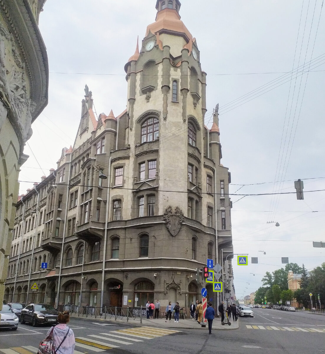 Один из любимых домов на улице Садовой, на первом этаже которого находится МФЦ.