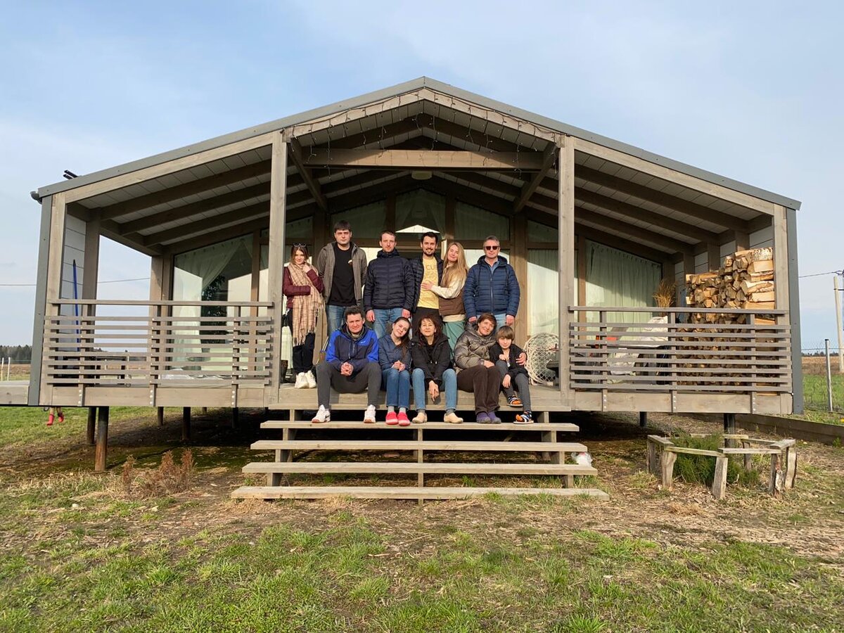 Вся семья на фоне нового домика :)
