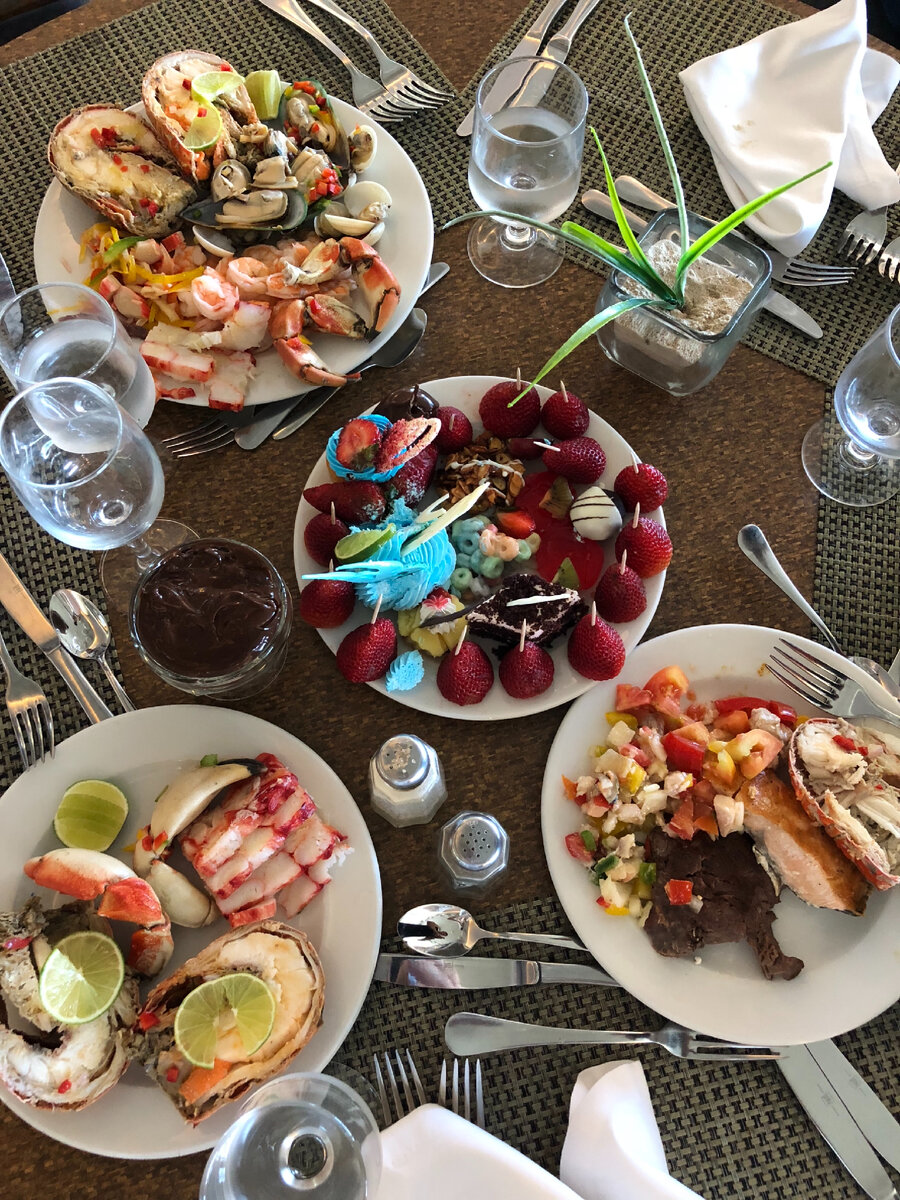 Безусловно - еда! Одно из главных развлечений - это круглосуточный доступ к еде. Еда очень разнообразная. Мне кажется, что тут можно найти любую кухню мира. Швейцарский стол переполнен деликатесами отменного качества! Бары и рестораны предлагают как уютный романтик, так и взрывное шоу японской кухни. Там есть Алкоголь высшего качества, что никогда не сравнится с Турцией (алкоголь вредит вашему здоровью). 