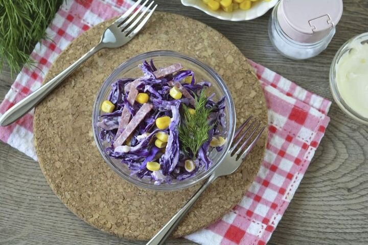Диетический салат из капусты и кукурузы – пошаговый фото рецепт