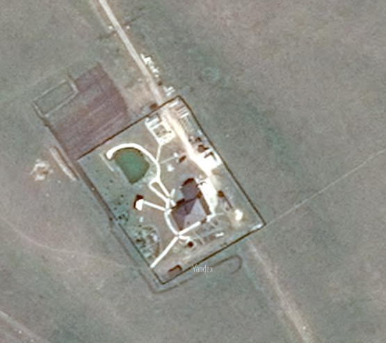 Все, очерченное забором, ухожено, а третий участок (выше) просто ждет своего времени