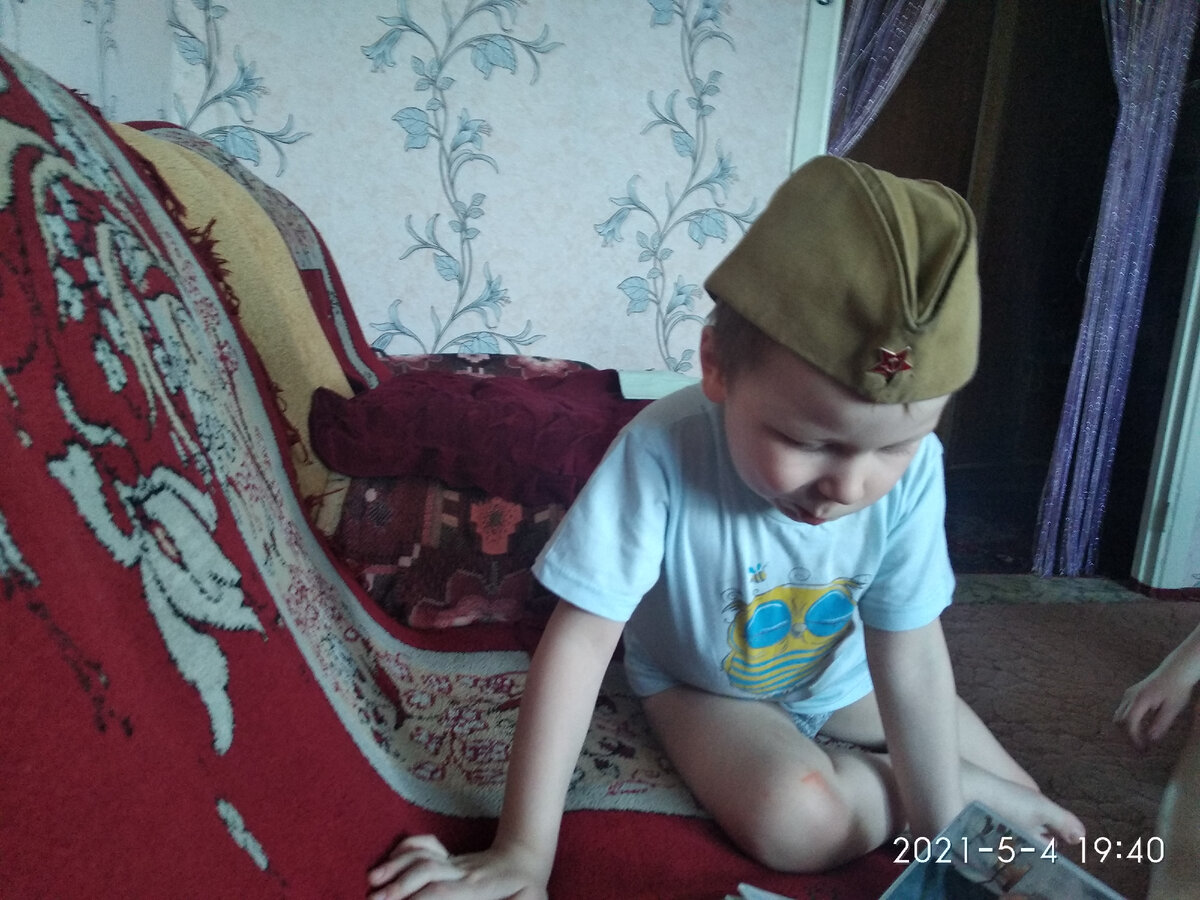 Паша смотрит альбом дедовой юности и хочет пойти в армию