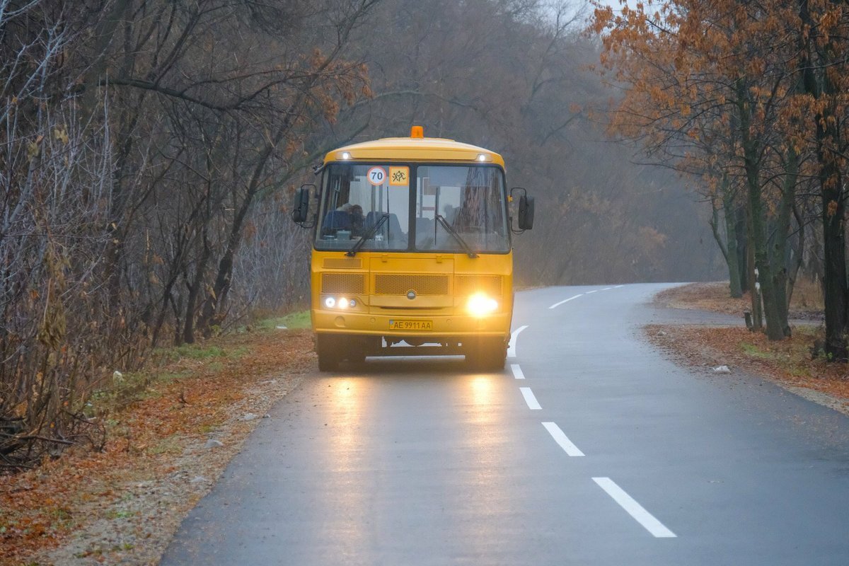 Автобус едет по шоссе