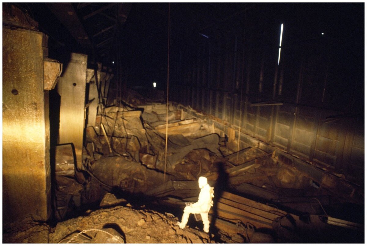 Дозиметрист Юрий Кобзарь на подступах к лестнице, ведущей в центральный реакторный зал. Фотограф: Виктория Ивлева, 1990 г 