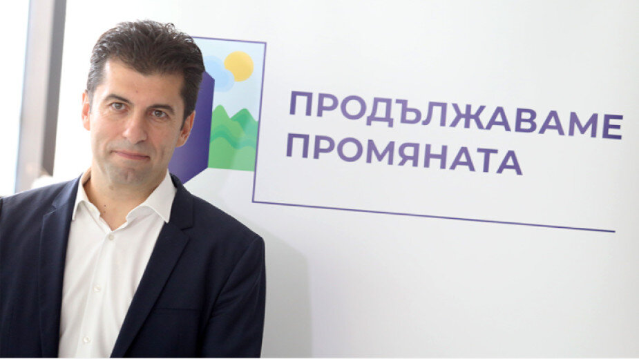 Кирил Петков, с сегодняшнего дня - премьер-министр Республики Болгария, на фоне плакатов формации "Продолжаем перемены", с которой он был избран в Парламент. 